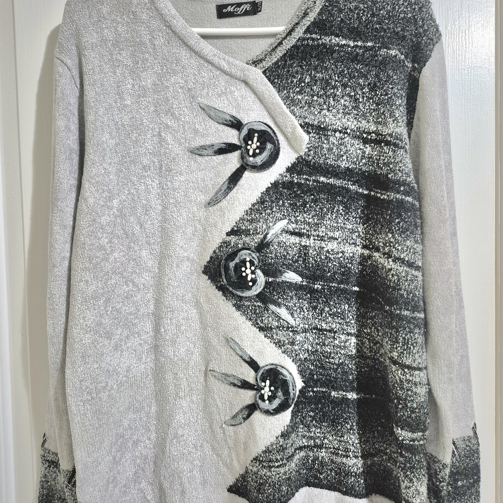 Offi Women's Light Gray Cardigan with Dark Pattern